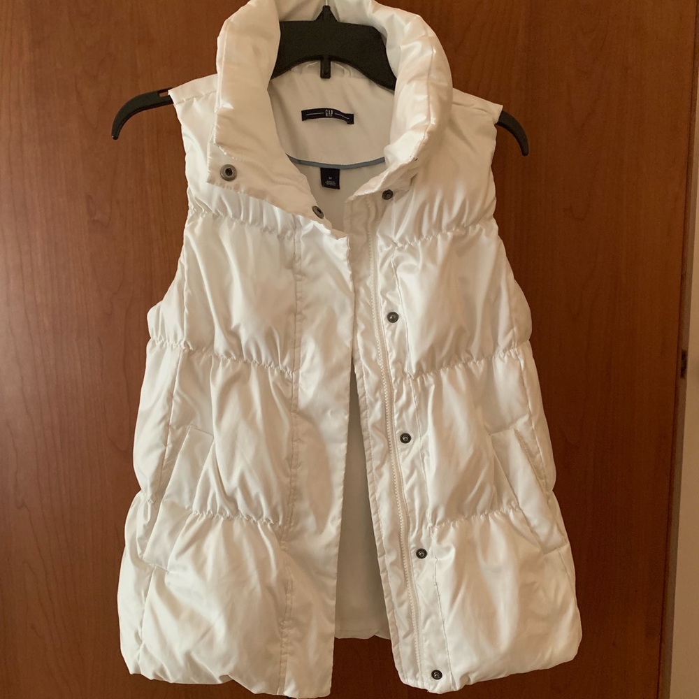 Gap down filled puffer vest